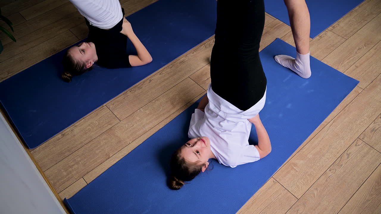 hombre enseñando a las niñas en la clase