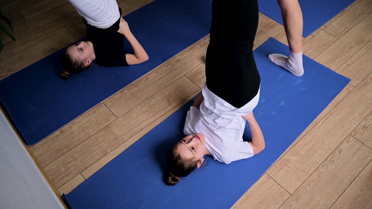 uomo che insegna alle ragazze in classe