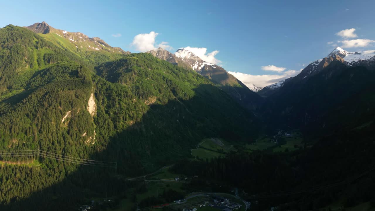 hiperlapso de hermoso cielo azul y nubes sobre la cordillera