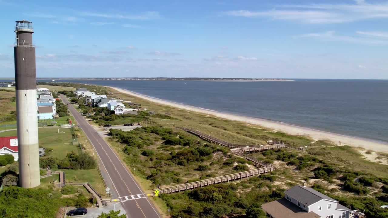 Riprese aeree sorvolando il faro di Oak Island a Caswell Beach, Carolina del Nord