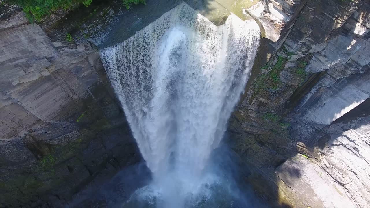 뉴욕의 ulysses 마을에 위치한 cayuga lake로 이어지는 rocky mountains 동쪽에서 가장 높은 단일 방울 폭포인 taughannock falls의 4k 드론 입니다.