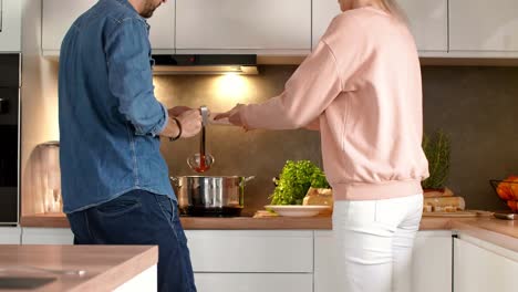 mujer ayudando al marido con la cena
