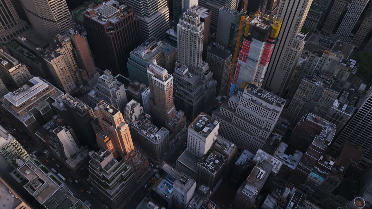 Luftfoto med udsigt over en højhusbyggeplads, solnedgang i Midtown, New York.