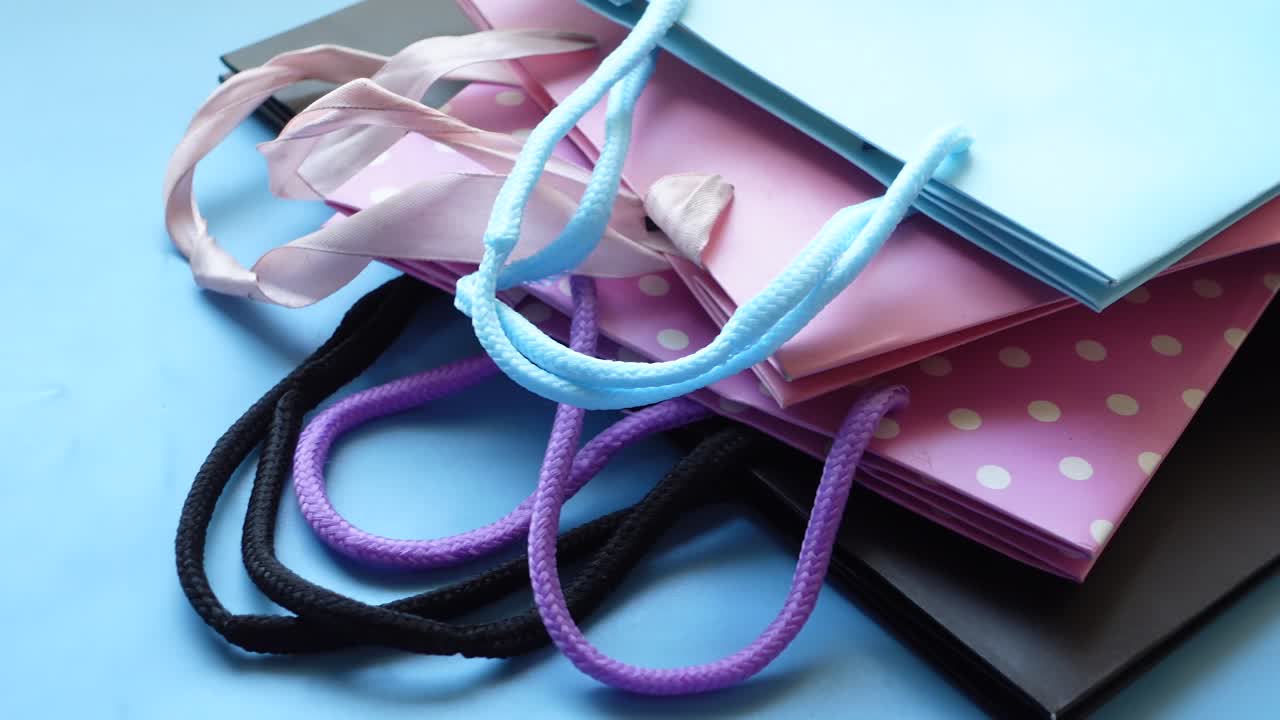 다채로운 쇼핑 가방 어리