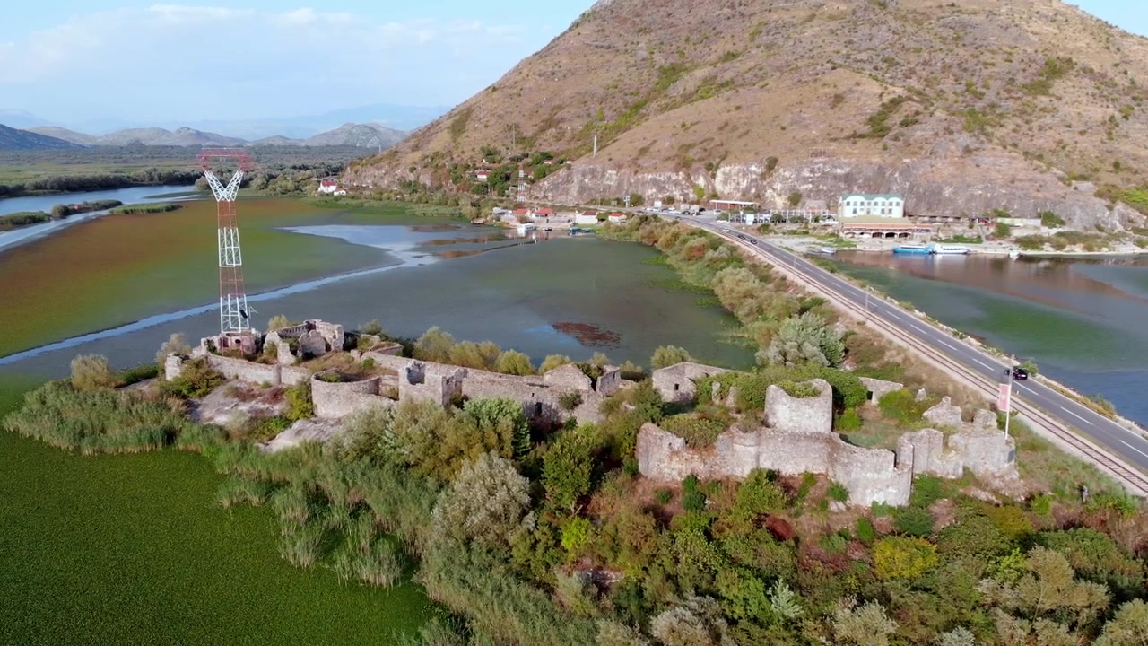 Veduta aerea: Fortezza di Lesendro nel lago di Scutari in Montenegro.