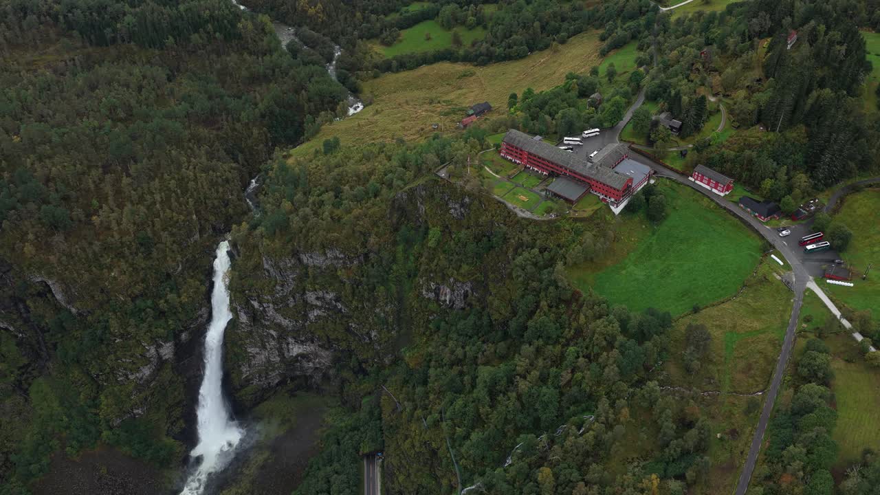 Vista aérea de la cascada de Stalheimfossen y el Hotel Stalheim en Noruega