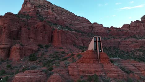 Capilla-De-La-Santa-Cruz-Construida-Entre-Rocas-Rojas-De-Sedona-En-Arizona,-Estados-Unidos