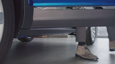 primer plano de un hombre con zapatos elegantes saliendo de un coche nuevo