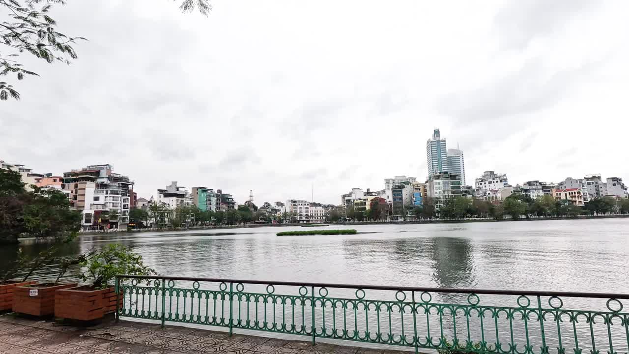 평화로운 호수 풍경과 도시 스카이 라인