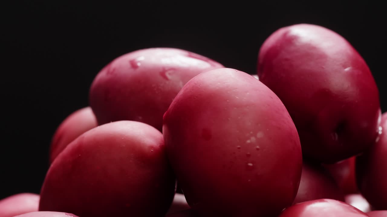 aceitunas verdes redondas en vinagre de grecia como fondo, vista de arriba. imágenes de alta calidad en 4k