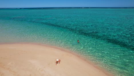 4K-Drohnenvideo-Eines-Paares,-Das-Einen-Wunderschönen-Strand-Im-Cape-Range-Nationalpark-In-Westaustralien-Genießt