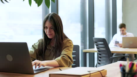 mujer trabajando en una computadora portátil