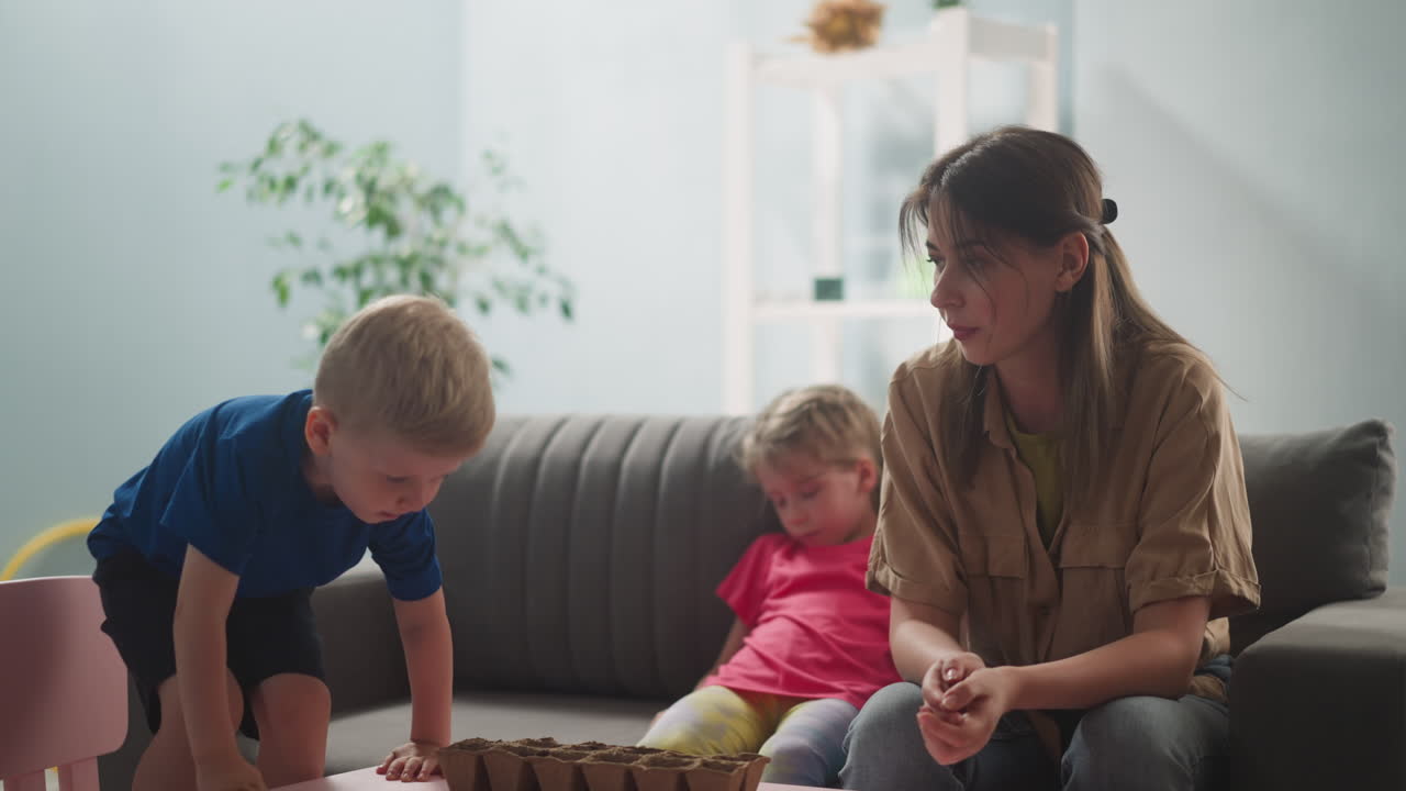 la madre y los hijos pasan el fin de semana juntos en casa