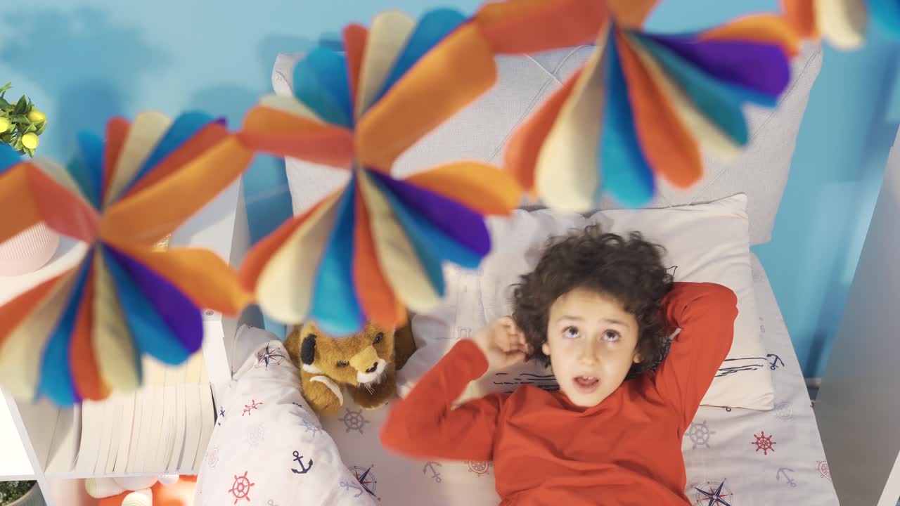 un niño acostado en su cama soñando despierto y hablando con su peluche de juguete. soñador despierto.