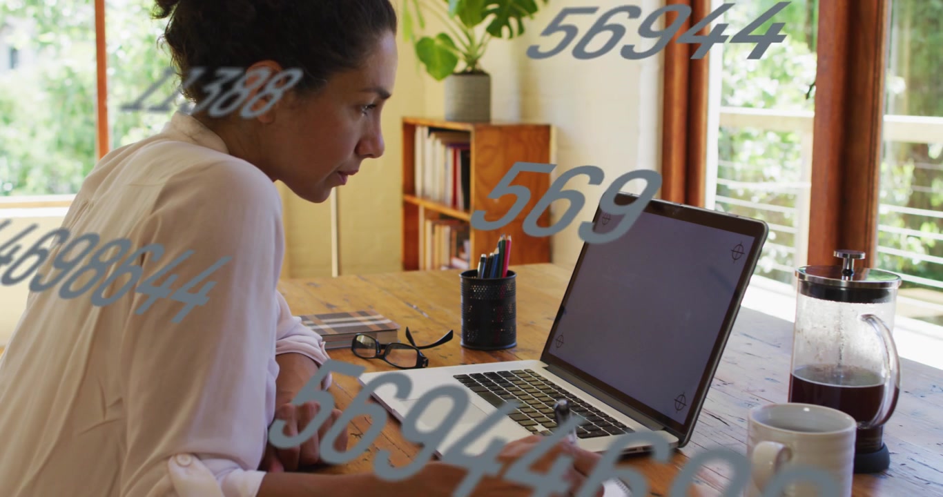 Animation d'icônes numériques sur un homme d'affaires utilisant un ordinateur portable.