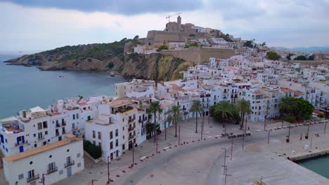 Perfekte-Luftaufnahme-Von-Oben,-Hafenpromenade,-Ibiza-Stadt,-Spanien