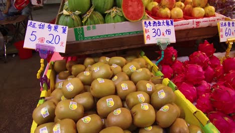 Las-Frutas-Exóticas-Se-Ofrecen-A-La-Venta-En-Un-Puesto-Callejero-Del-Mercado-En-Hong-Kong,-China