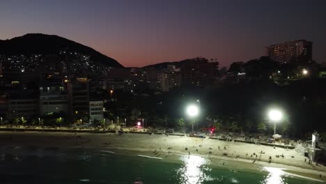 Strand-Von-Rio-De-Janeiro-Bei-Sonnenuntergang