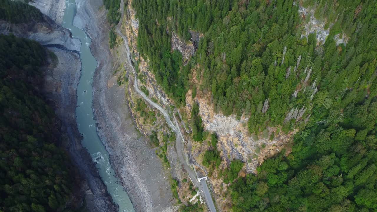 hermoso río en el bosque, disparado desde un dron