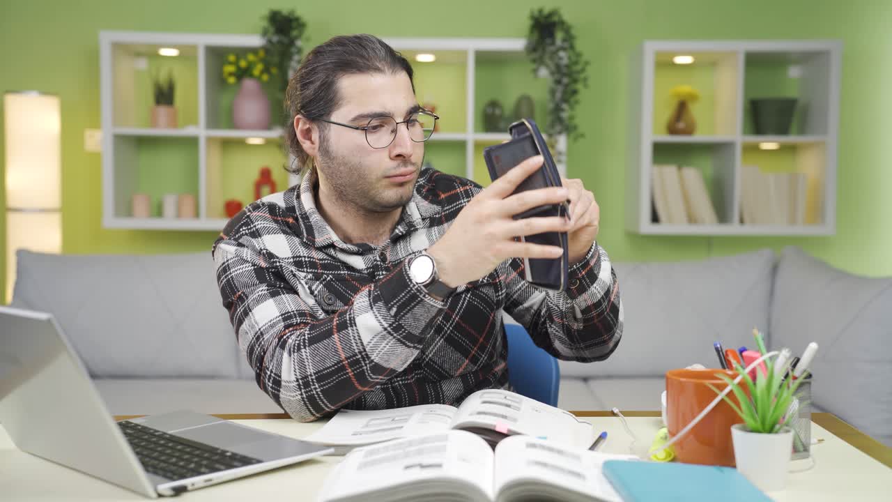 el joven está experimentando dificultades financieras, pobreza.
