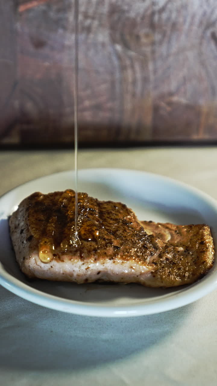 Semplice piatto di salmone catturato con illuminazione cinematografica e presentazione naturale. Composizione pulita ed estetica da cucina moderna, progettato per un uso versatile in ambito alimentare, nutrizionale e di stile di vita.