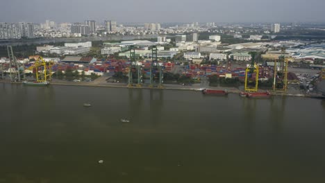 Lufthyperlapse-Von-Schiffen-Und-Booten,-Die-Sich-Bewegen,-Und-Blick-Auf-Den-Hafen-Am-Saigon-River-An-Einem-Ruhigen-Sonnigen-Tag