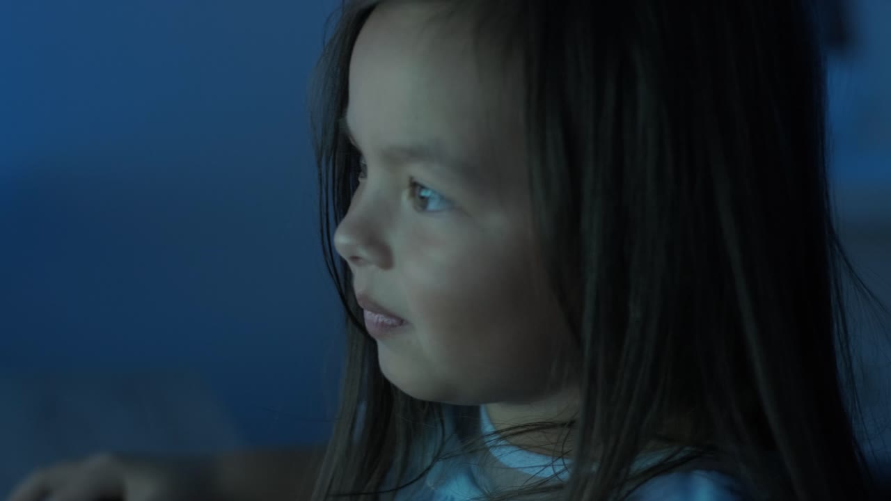 una joven se sienta frente a una computadora, mostrando fuertes emociones. la escena captura su reacción expresiva durante un momento atractivo, ambientada en un ambiente interior acogedor