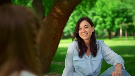 Mujer-Sonriente-Sentada-Sobre-La-Hierba-En-El-Primer-Plano-Del-Parque.-Madre-Tranquila-Posando-En-La-Naturaleza