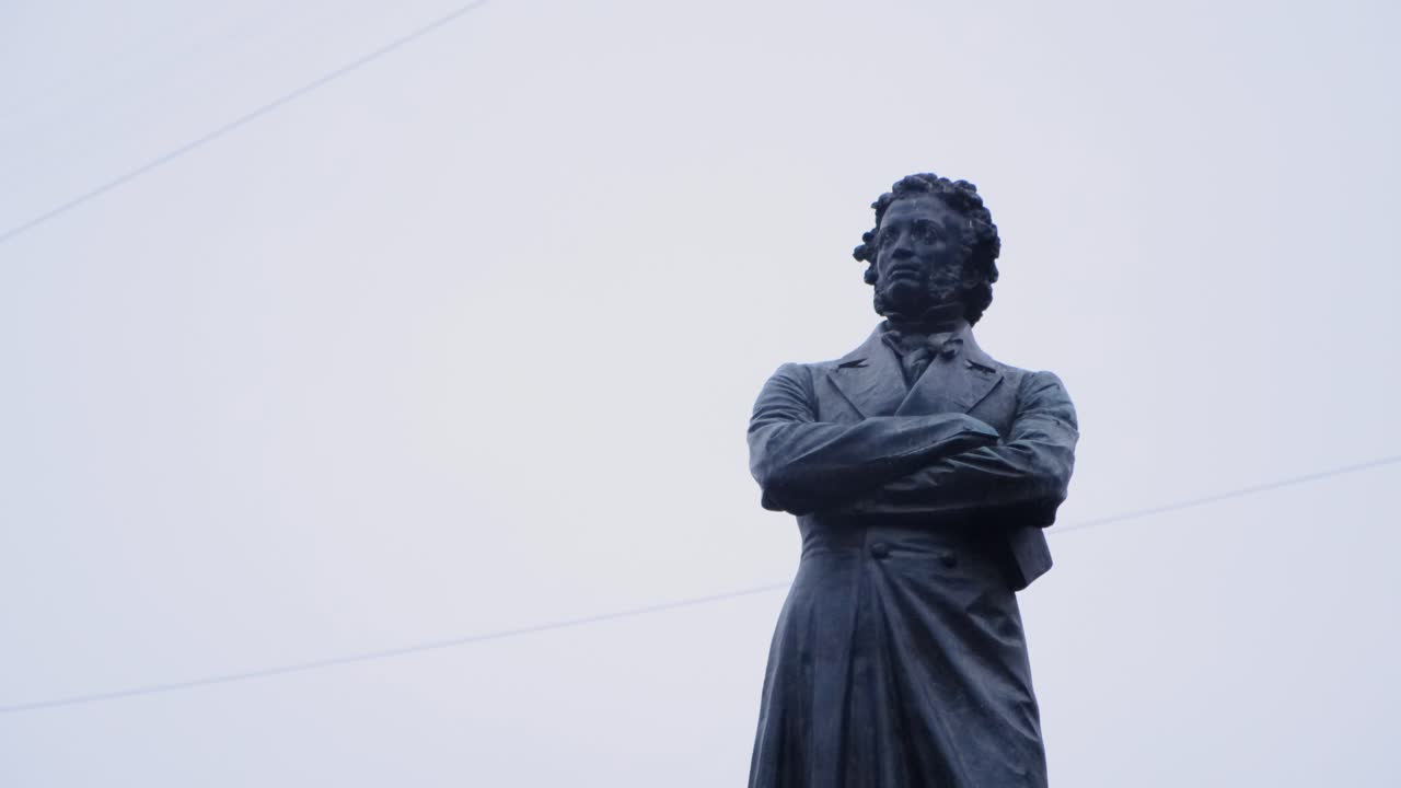 Statua di un compositore in una città