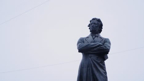 estatua de un compositor en una ciudad