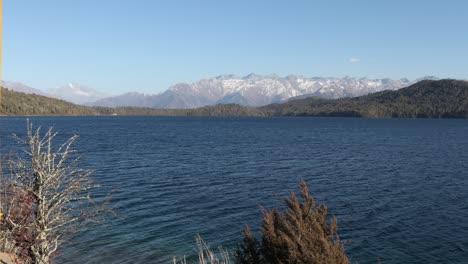 timelapse del lago rara, mugu, nepal con montañas cubiertas de nieve en el fondo