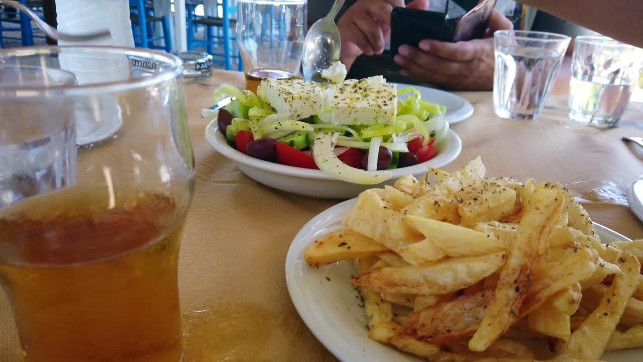 레스토랑에서 먹을 수 있는 음식을 분해하는 개인의 정적 샷