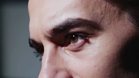 primer plano de la cara de un hombre