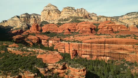 Luftaufnahme-Des-Boynton-Canyon-In-Sedona-An-Einem-Warmen-Späten-Nachmittag