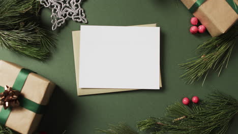 video de decoraciones de navidad y tarjeta blanca con espacio de copia en fondo verde