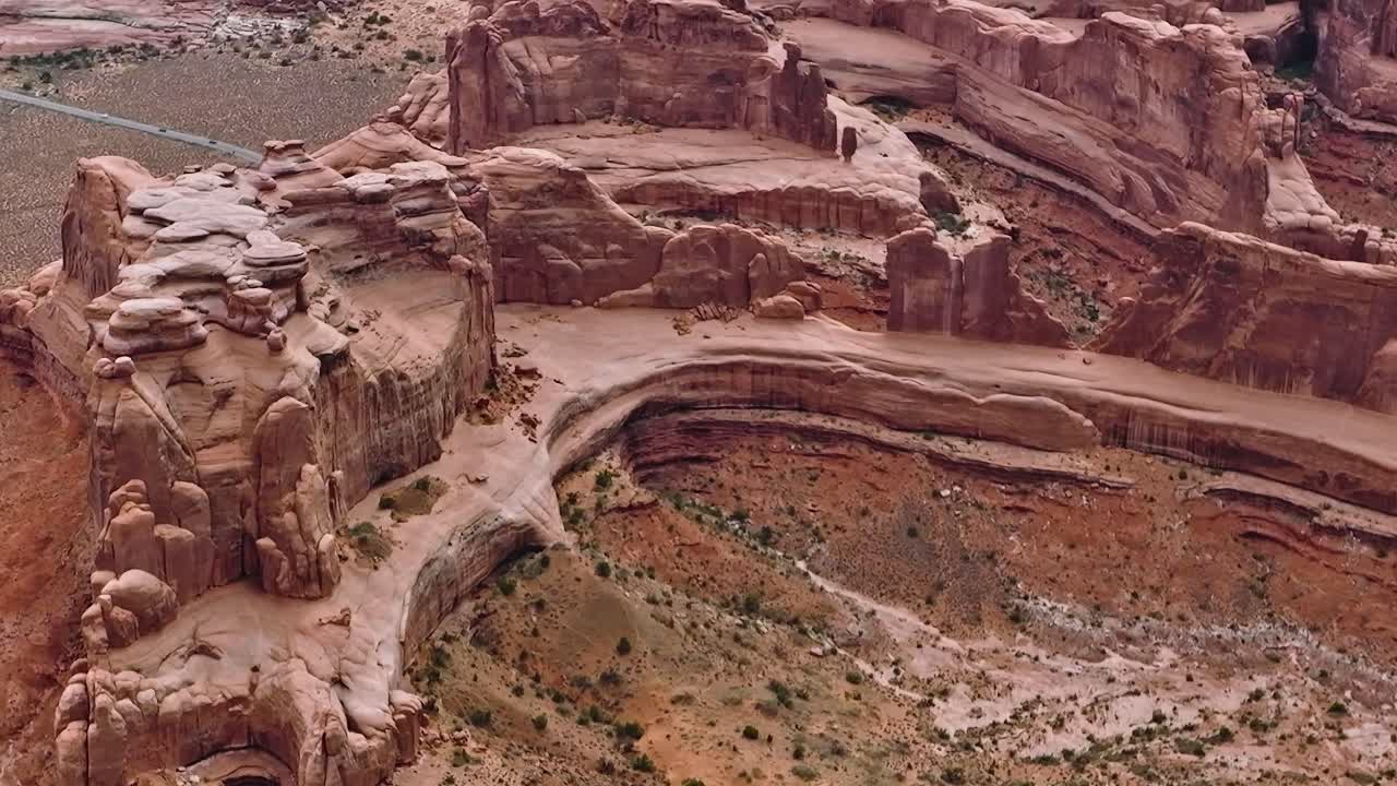 Panorami della Moab Valley nello Utah con formazioni rocciose rosse e strade tortuose