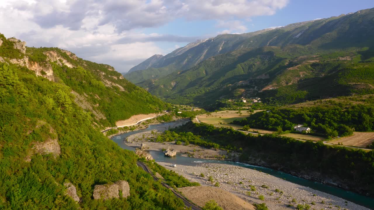 vista aérea del impresionante valle de permet que muestra densas montañas verdes, acantilados, río y cielo nublado