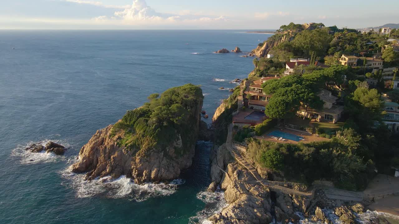 지중해 해변 파라디시아카 청록색 푸른 바다 아무도 공중에서 볼 수 없는 드론 스페인 카탈루냐 코스타 브라바 블랑스 요레트 데 마르 마요르카 발레아레스 제도