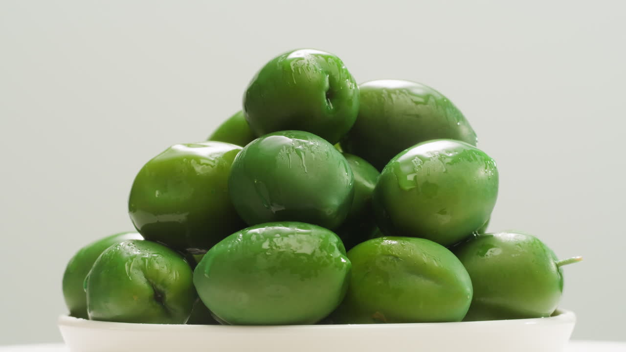 고품질의 4k 영상으로 그리스에서 배경으로 인 둥근 녹색 올리브.