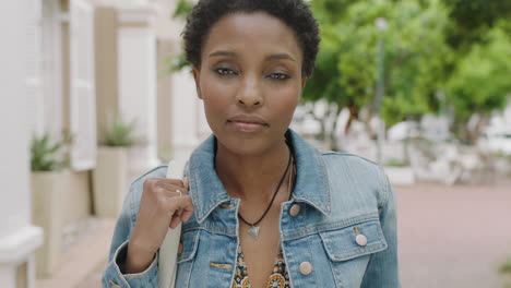 Retrato-De-Una-Atractiva-Mujer-Afroamericana-Que-Viaja-Al-Trabajo-Y-Parece-Seria-Y-Pensativa-Ante-La-Cámara-Con-Chaqueta-Vaquera-En-La-Ciudad