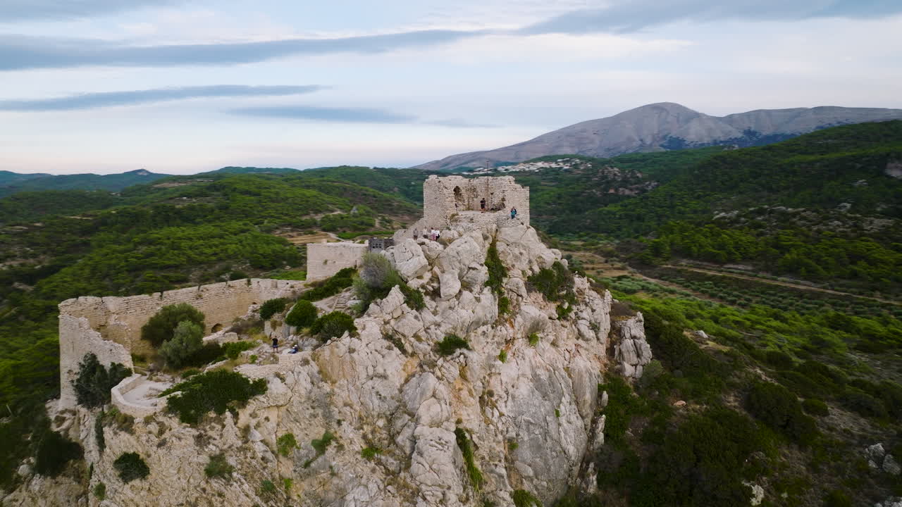 Ripresa aerea ad arco del castello medievale di Kastellos su una collina, Kritinia, Rodi.