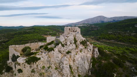 Disparo-De-Arco-Aéreo-Del-Castillo-Medieval-De-Kastelos-En-La-Cima-De-Una-Colina,-Kritinia,-Rodas