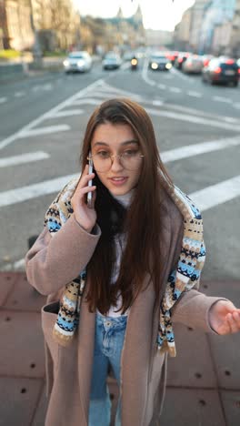 joven en una llamada telefónica en un cruce peatonal de la ciudad