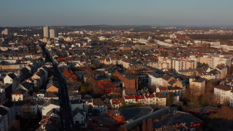 Vista-Aérea-De-Drones-Del-Barrio-Urbano.-Edificios-Iluminados-Por-El-Brillante-Sol-De-La-Mañana.-Fráncfort-Del-Meno,-Alemania