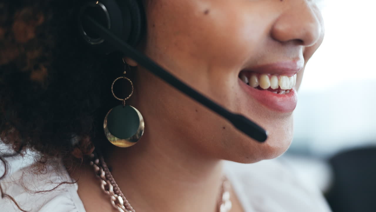 Call center, microfono e bocca di donna che parla