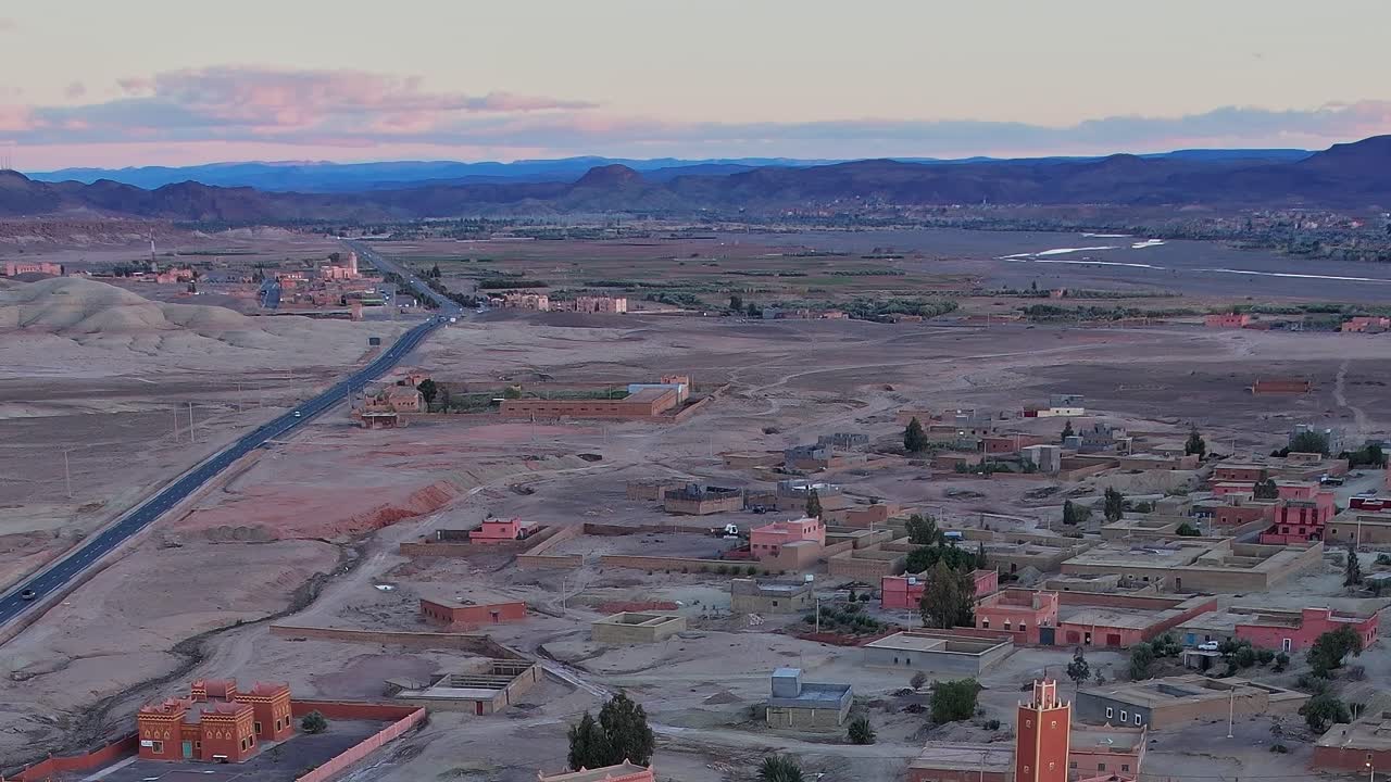 Esplorando il paesaggio del Marocco da una vista aerea durante il tramonto