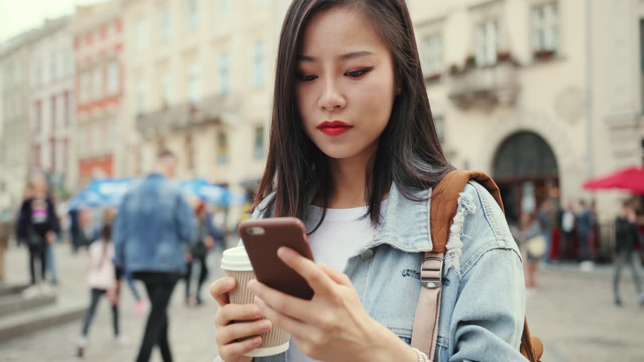amorosa madre joven amamantando a su bebé recién nacido mientras se sienta en la cama en casa 2