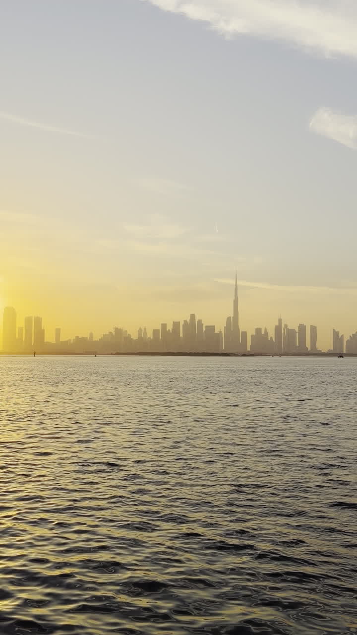 Skyline di Dubai in una fitta nebbia o foschia mattutina, con gli imponenti grattacieli del Burj Khalifa e di Dubai Marina.