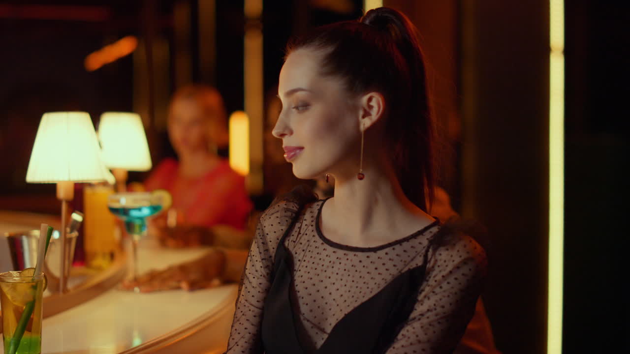 클럽에서 여자와 친해지는 남자