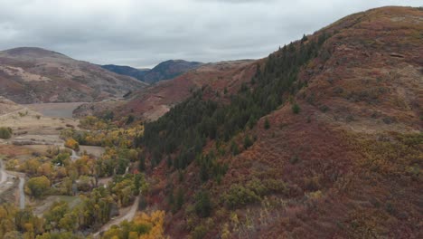 Drohnenaufnahmen-Von-Herbstfarben-In-Den-Bergen